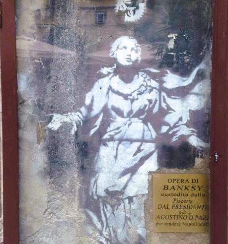 Murale Madonna con la pistola di Banksy in Piazza Gerolomini a Napoli